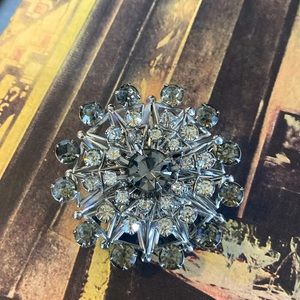 Vintage unmarked rhinestone Silvertone brooch.